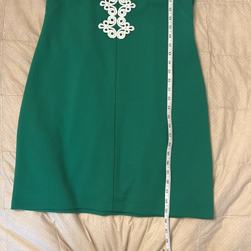 Elle Green & White Sheath Dress with Plunge Neckline - Picture 15 of 16